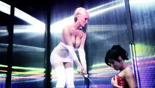 Lolly Badcock ve Amber Leigh lezbiyenler birbirlerine sokuyor