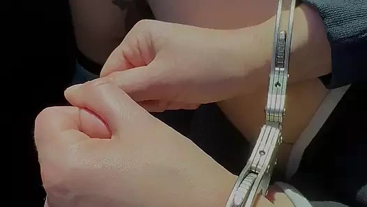 Roxy arabada kelepçeli