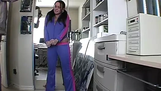 Büyük memeli esmer genç kız kendini okşuyor