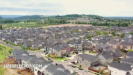 Hizmetçi Stacy Bloom katıldığında ev ziyareti çıldırıyor