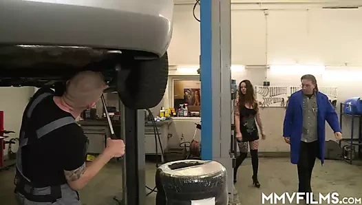 Dövmeli tatlı elise gets göt becerdin içinde the garaj