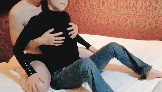 Büyük memeli karısını kırmızı iç çamaşırıyla okşuyor ve parmaklayarak boşaltıyor. Ev yapımı amatör kişisel fotoğrafçılık kawasaki jk