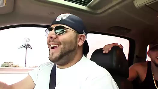 Üç adam bir kadını parmaklıyor