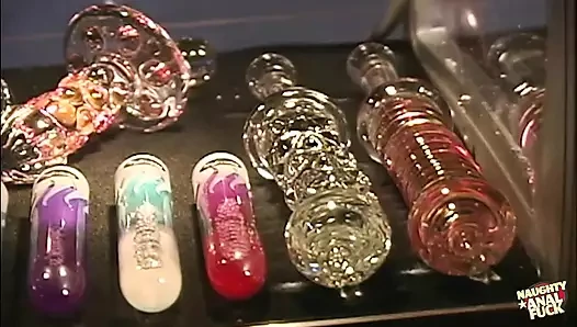 Sürtük esmer iki adamın götünü dövmesine ve vücudunu durmadan dışarıda tokatmasına izin veriyor.