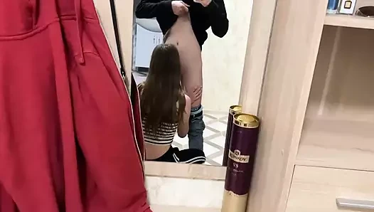 Asansörde kız komşu çay için aradı ve lezzetli bir şekilde sikimi emdi