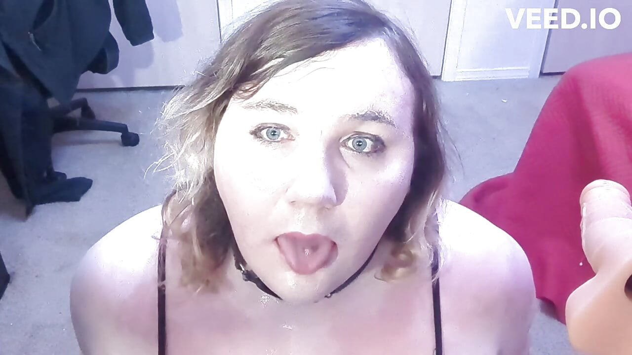 Deepthroat için transgirl eğitim. bir sürü tükürük!
