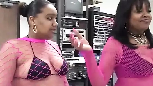 İki kalın götlü iri güzel kadın beyaz delikanlıya ırklararası sakso çekiyor