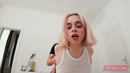 Fit18 - Molly Cute ve Nata Gold - minik ve sıska Rus ve Letonyalı amatörlerle üçlü seks