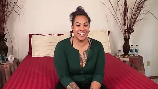 Çaresiz amatörler ateşli büyük memeli iri güzel anneler sıkı amcıklarını büyük beyaz yarakla sert sikiyor