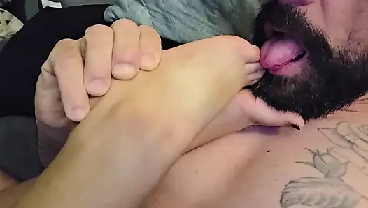 Latin kadın ilk kez ayak parmaklarını emiyor
