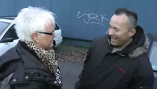 Çoraplı iri güzel kadın sert sikiştikten sonra ağzına boşalıyor