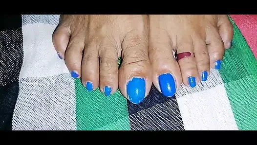 Sahibe Arap köleyi aşk şehvetinde büyük memeli ve ıslak amcıklı ayaklarından meyve yediriyor