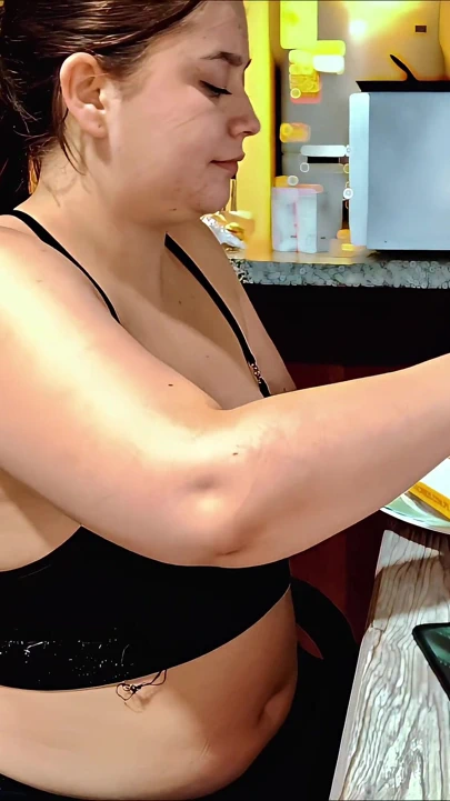 Nicole'ün burger göbek doldurma seansı