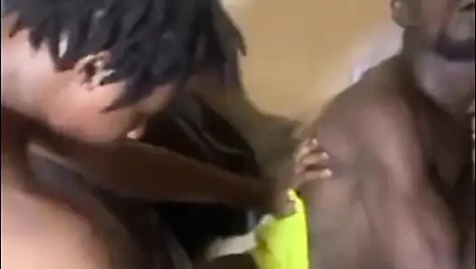 Boş bir odada sigara içtik ve sikildik