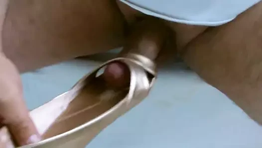 Evli kadın altın peeptoe düz boşalma
