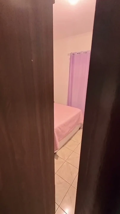 Üvey anne üvey oğlunun amını kullanması için dört ayak üstüne çıkıyor.