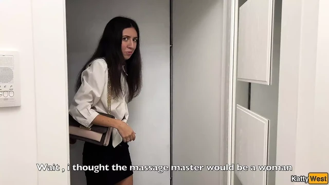 Замужняя девушка изменяет своему с массажистом прямо на столе