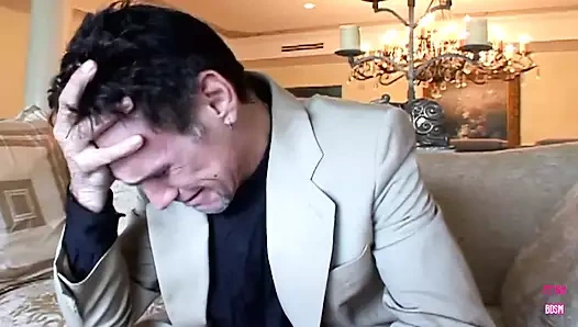 Sarışın bir sürtük birçok adam tarafından grup seks yapıyor ve daha sonra güzel yüzüne döl alıyor