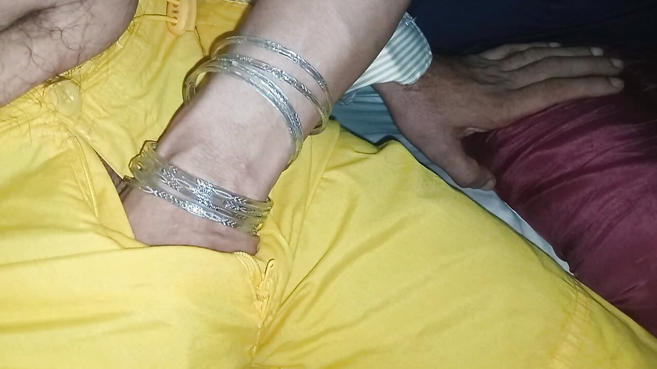 SONAM KHAN'ıN IKIZ KıZ KARDEŞIYLE ANAL SEKS ARAYıŞıNDA