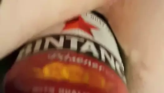 Kıçına büyük boy bira şişesi alıyor