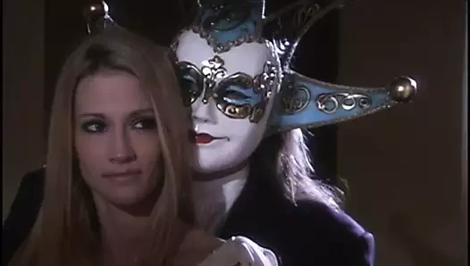 iki sevimli hatunlar kanepede üçlü seks için bir adam soyunuyor