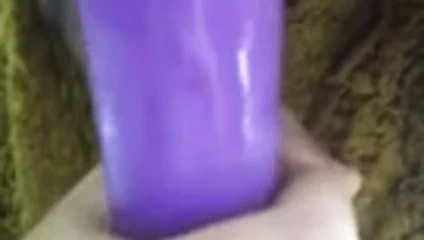 yeni oyuncağımı emiyor