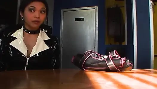 Crystal Mika Tan'ı ısırarak ve göğüslerini sertleştirerek cezalandırıyor!