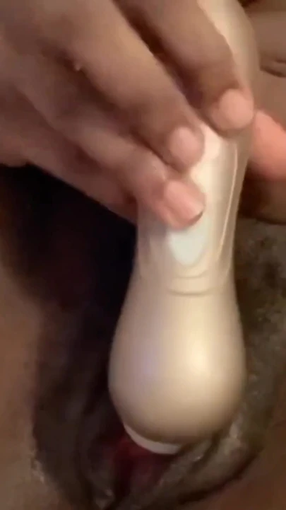 Vibratörle büyük klitorisimi uyarıyorum inanılmaz yoğun fışkırtarak inleyen orgazmlar