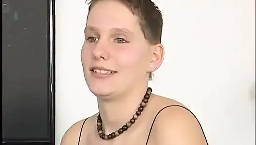 Morena de pelo corto con grandes tetas chupa una gran polla