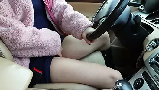 Ahlaksız milf arabada amını mastürbasyon yapmak için şehir dışına çıktı.