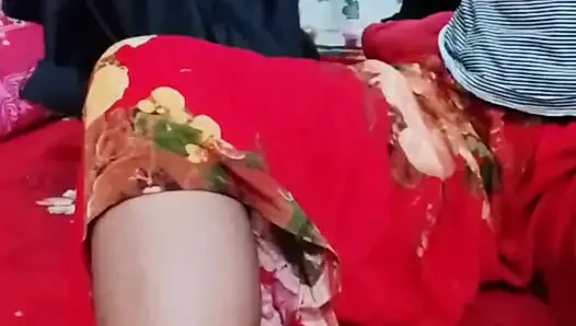 Hintli azgın kız sevgilisi tarafından sikiliyor