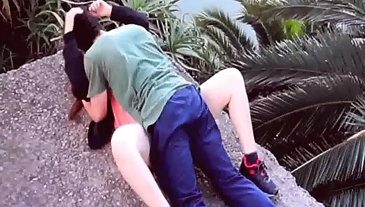 Genç çift üniversiteden önce parkta seks yapıyor