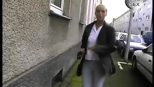 İri göğüslü sarışın kız solo videoda amına dildo sokuyor