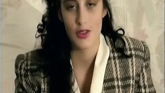 Esmer kadın büyük göğüslerini ve ekose eteğini azdırıyor