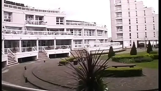 Küçük göğüsler, kısa siyah saçlar ve doyumsuz bir seks arzusu