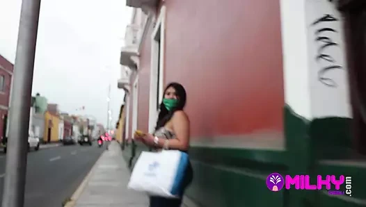 Evet, göğüslerim doğal! Sahte bir fotoğrafçı sokakta bulduğu busty bir kızı sikiyor.