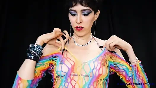 Küçük memeler ve zihnini büyülemen için uzun tırnaklar