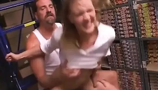 Bir mağaza çılgınlığı parmaklıyor - sarışın sürtük her yere fışkırtıyor