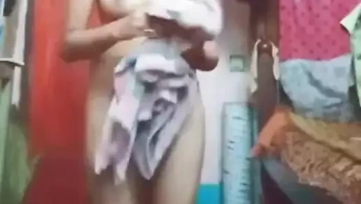 Küçük göğüslerimle oynuyorum ve banyodan sonra sıkı amcığımı parmaklıyorum