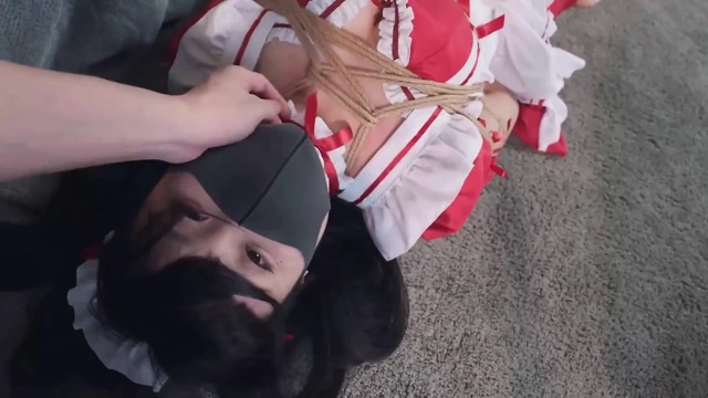 Bayan 16- hizmetçiyi orgazma getirmek için vibratör kullanıyor