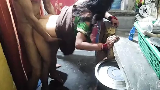 Çok sevimli seksi Hintli ev hanımı mutfakta seks yapıyor