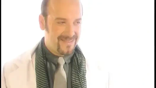 İki şanslı adam sarışın ve esmer birbirlerinin amlarını yalıyor