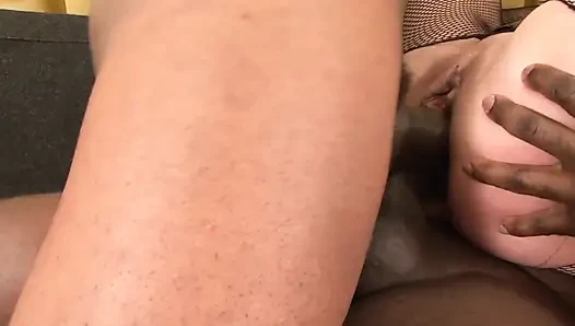 Anita Vixen aynı anda iki büyük zenci yarağını götüne sokuyor!