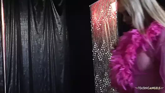 Bu seksi sarışın striptizciler lezbiyenler ve seksi seviyorlar