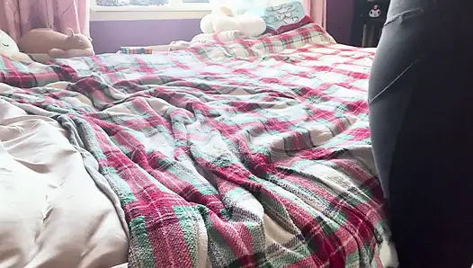 Spor salonundan önce çok azıyorum ve amcığımla oynamayı bırakamıyorum