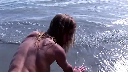 Büyük memeli sevimli genç kız plajda sikiliyor