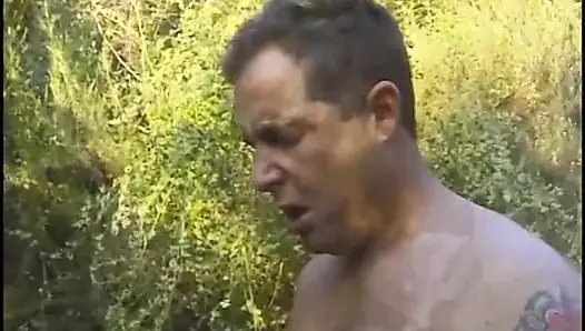 Azgın hatun açık havada büyük bir direk amına girerken inliyor