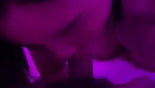 Benim kulüp kız bana güzel ve yavaş oral seks veriyor