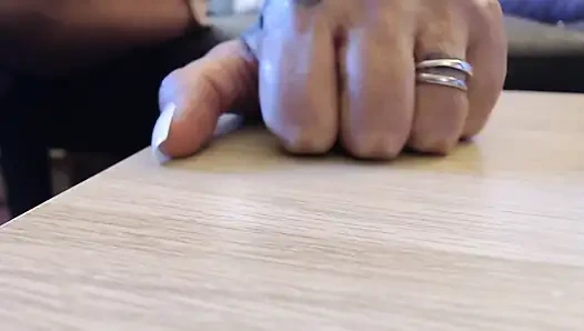 Beyaz tırnaklara dokunarak dokunuyor