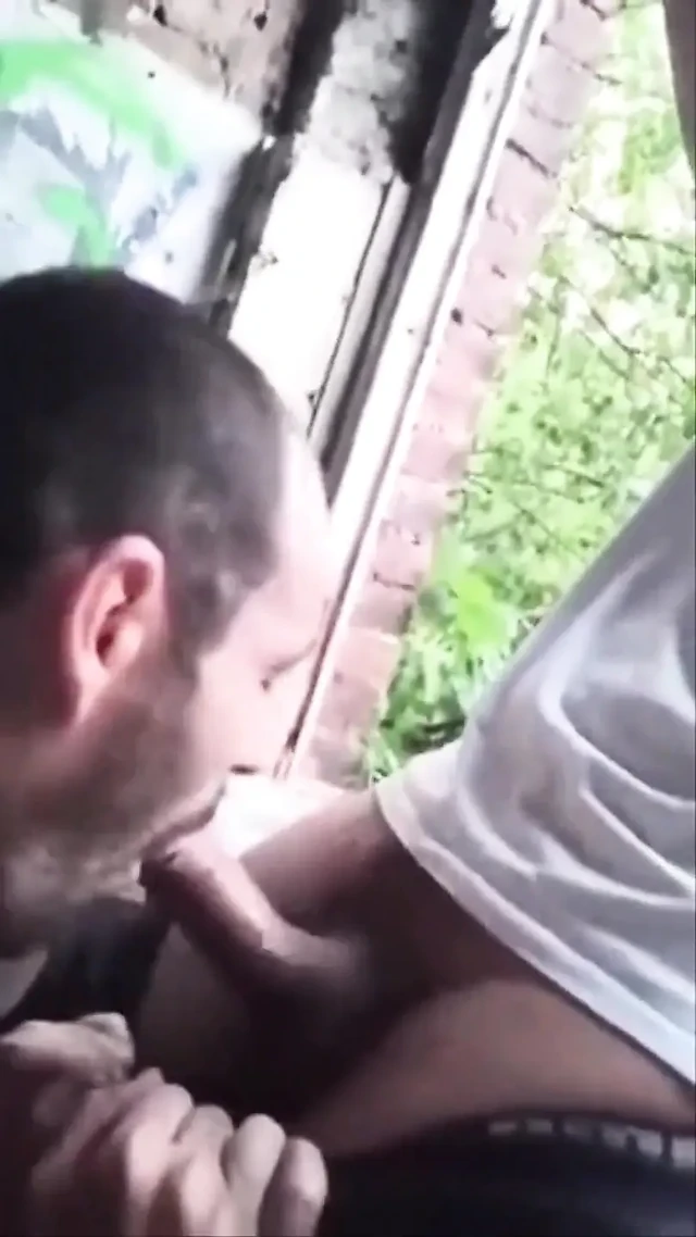 Bir adam kentsel keşif ortamında mastürbasyon yapıyor ve bir sakso sanatçısına yakalanıyor.